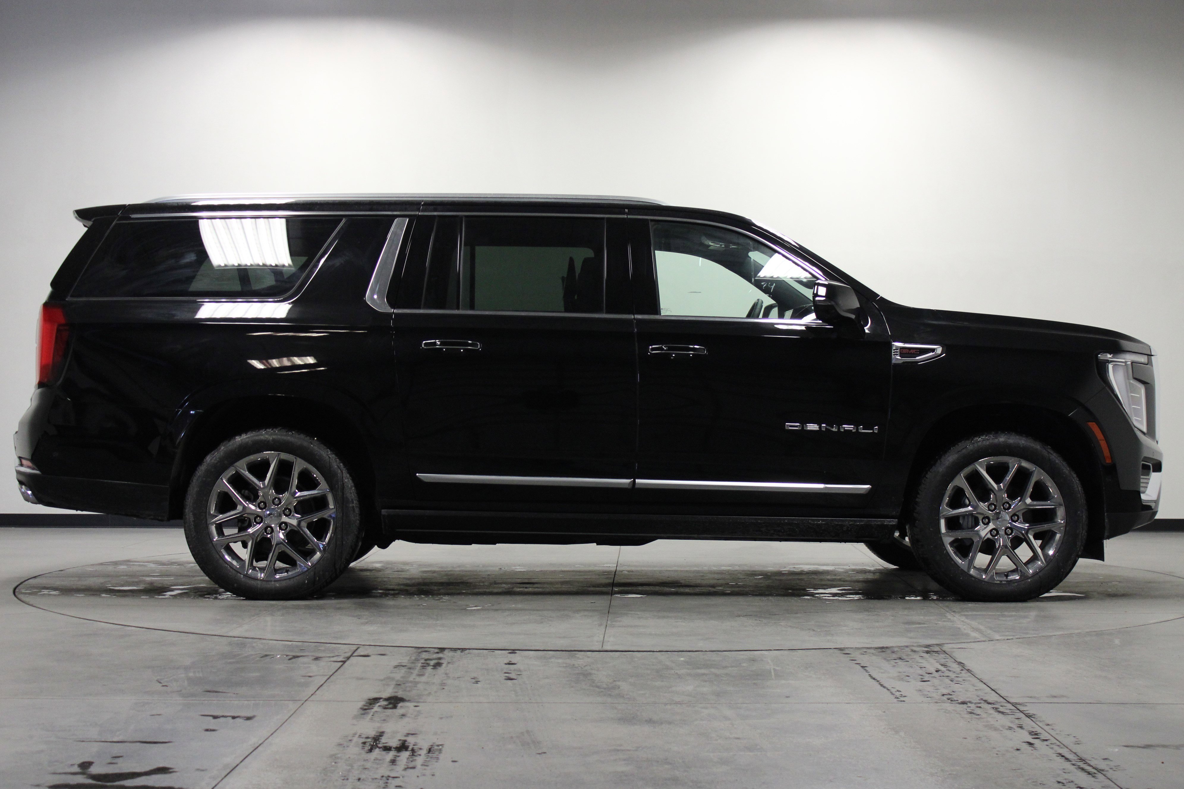 New 2026 GMC Yukon XL Denali w/ Denali Reserve Package image 3