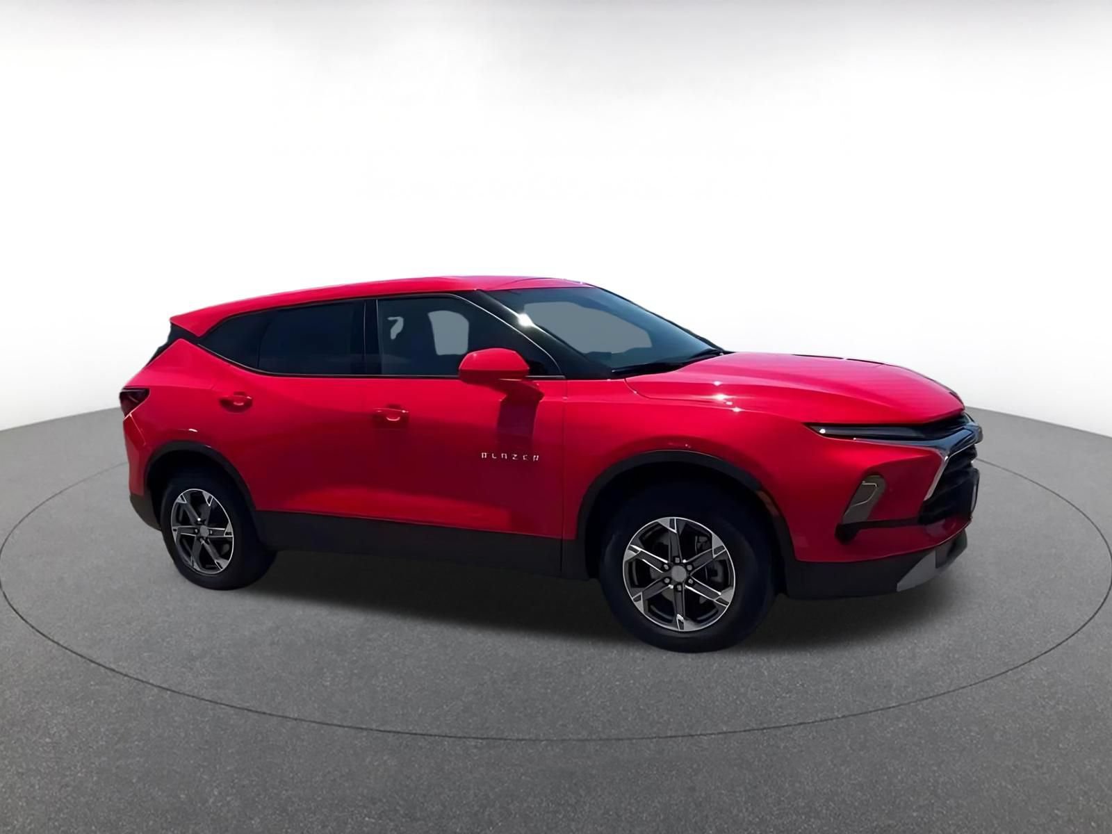 Used 2025 Chevrolet Blazer LT FWD image 2