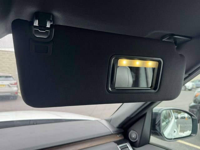 Used 2020 Land Rover Discovery HSE image 32