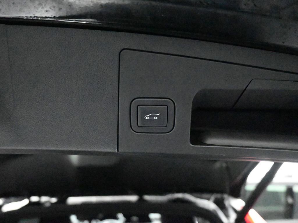 Used 2025 Cadillac XT4 Premium Luxury image 25