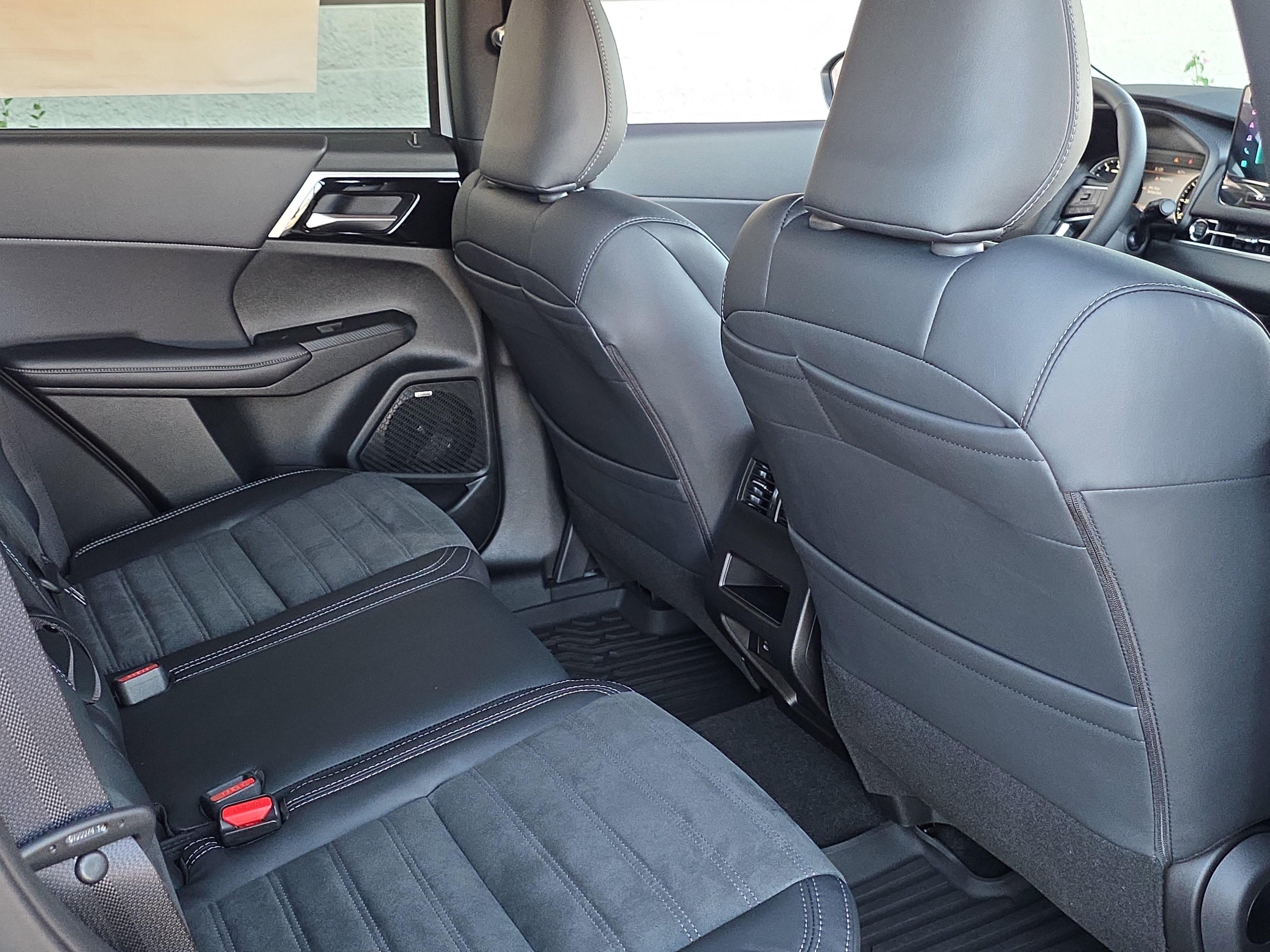 New 2026 Mitsubishi Outlander SE image 28