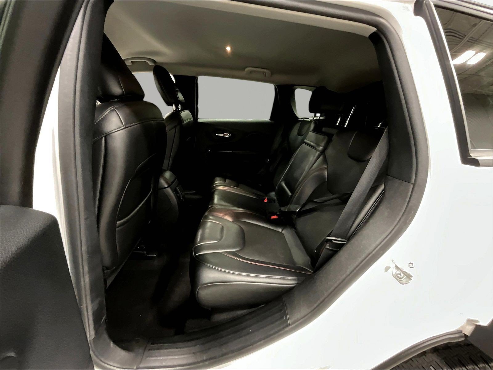 Used 2019 Jeep Cherokee Trailhawk AWD/4WD image 22