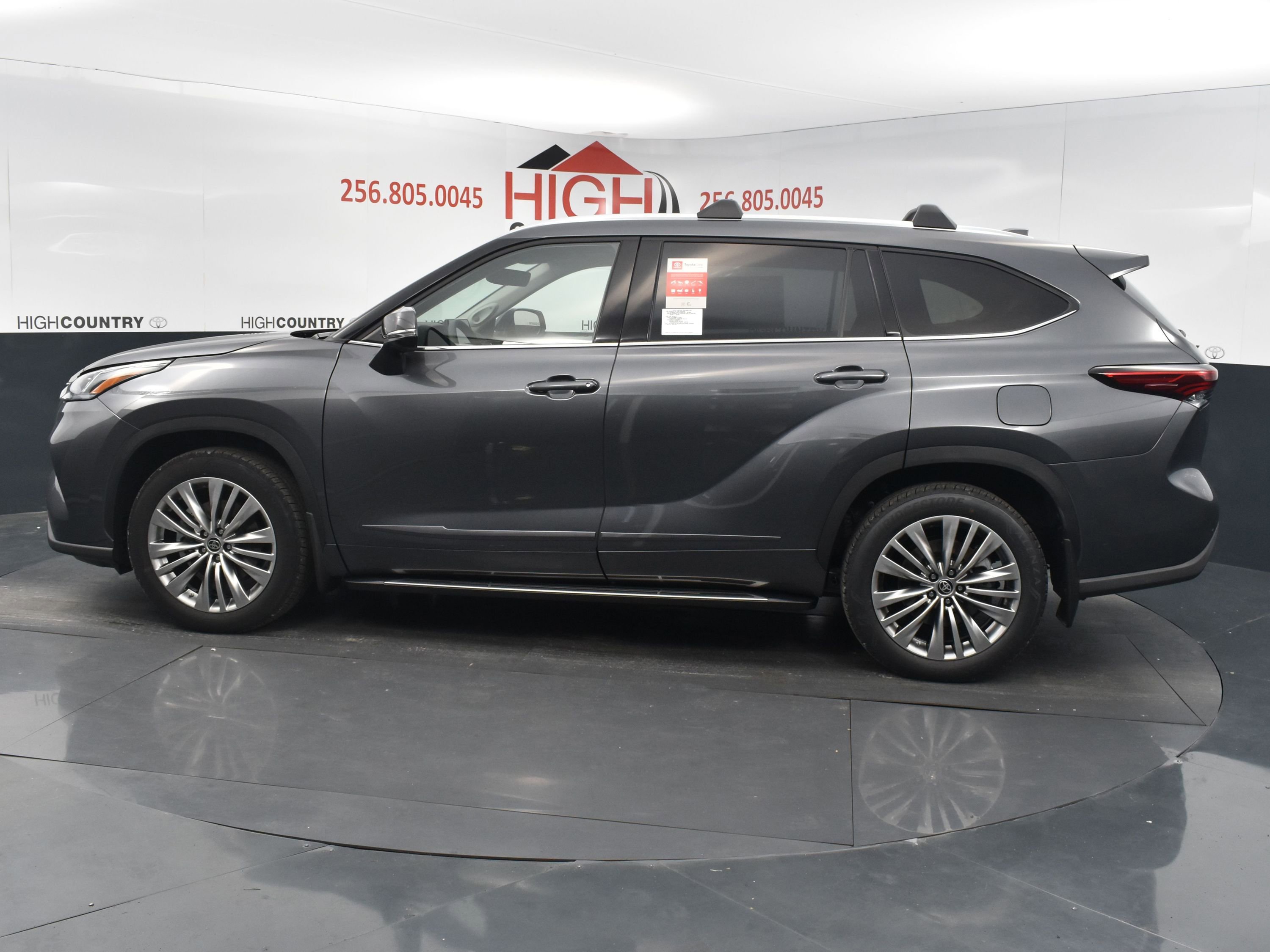 Used 2022 Toyota Highlander Platinum image 2