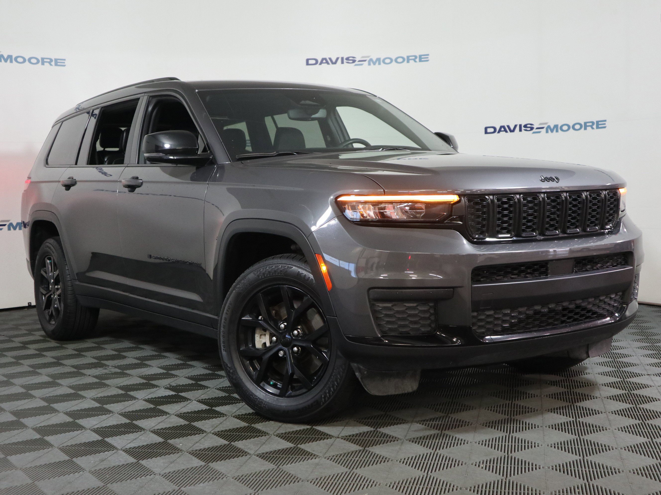 Used 2024 Jeep Grand Cherokee L Laredo image 2