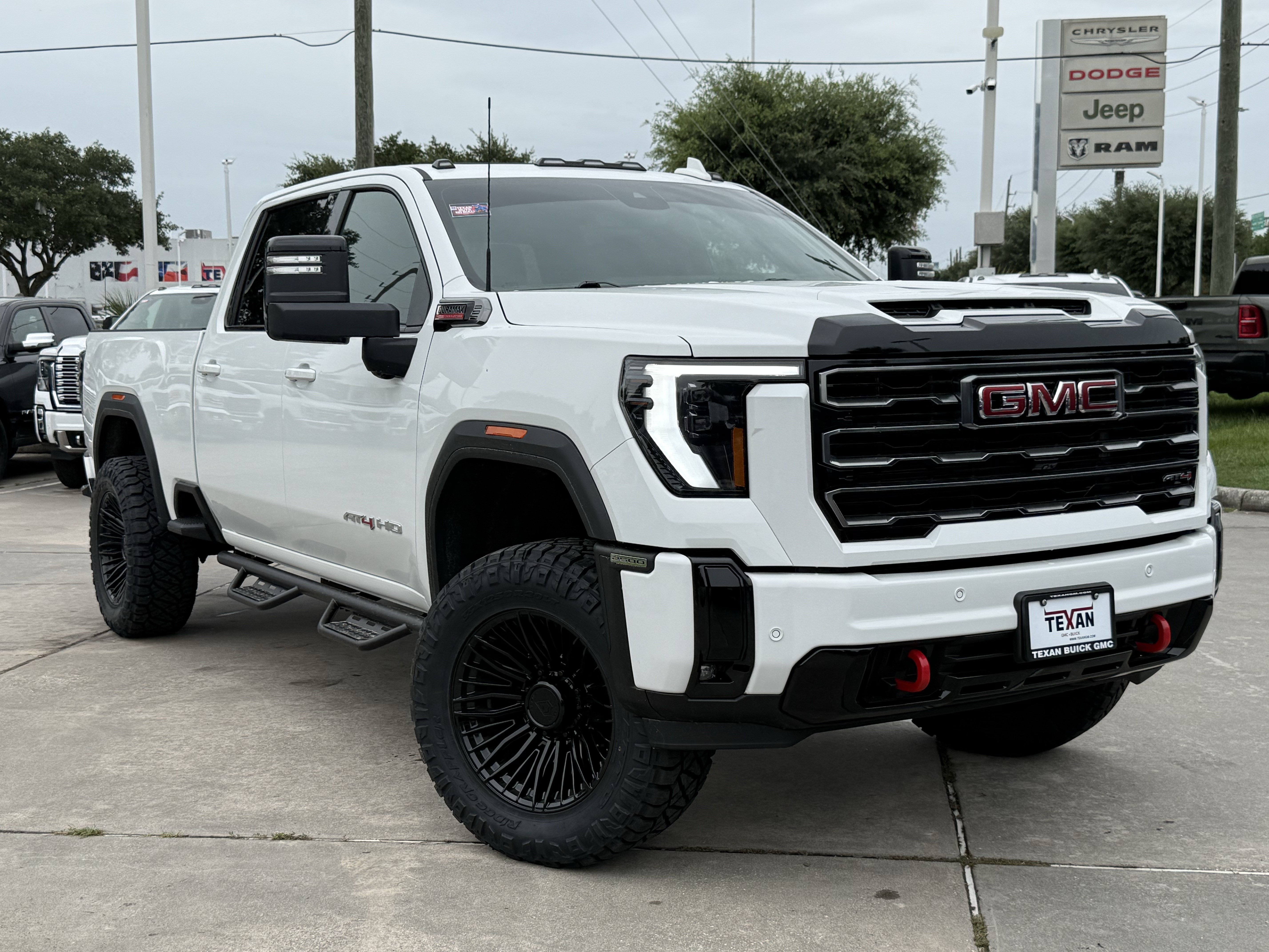 Used 2025 GMC Sierra 2500 AT4 AWD/4WD image 2
