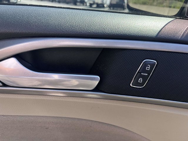 Used 2019 Ford Fusion SE FWD image 18