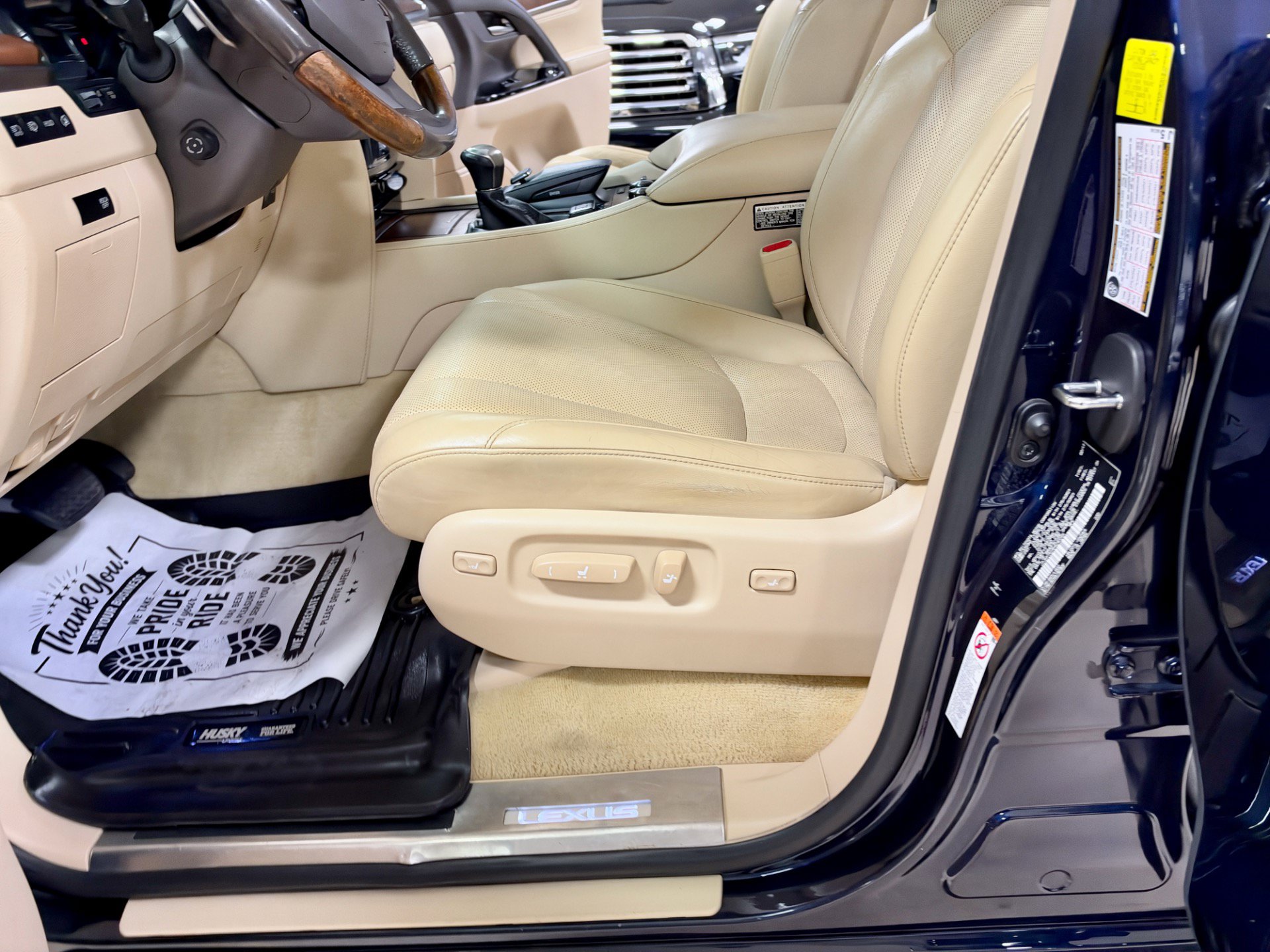 Used 2017 Lexus LX 570 4WD w/ Luxury Package image 21