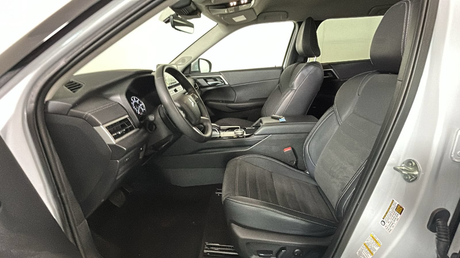 Used 2025 Mitsubishi Outlander SE AWD/4WD image 12