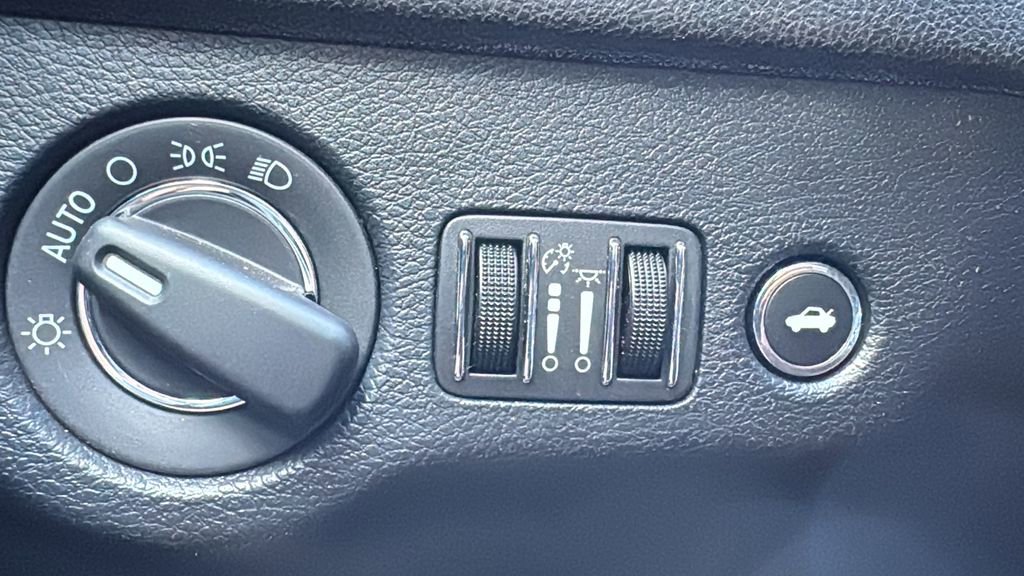 Used 2018 Chrysler 300 Touring L image 17