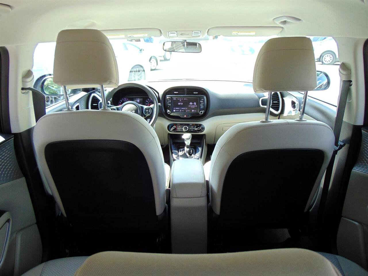 Used 2022 Kia Soul LX image 12