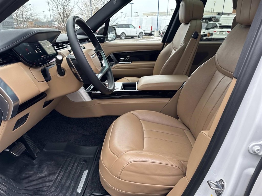 Used 2024 Land Rover Range Rover Long Wheelbase SE image 17