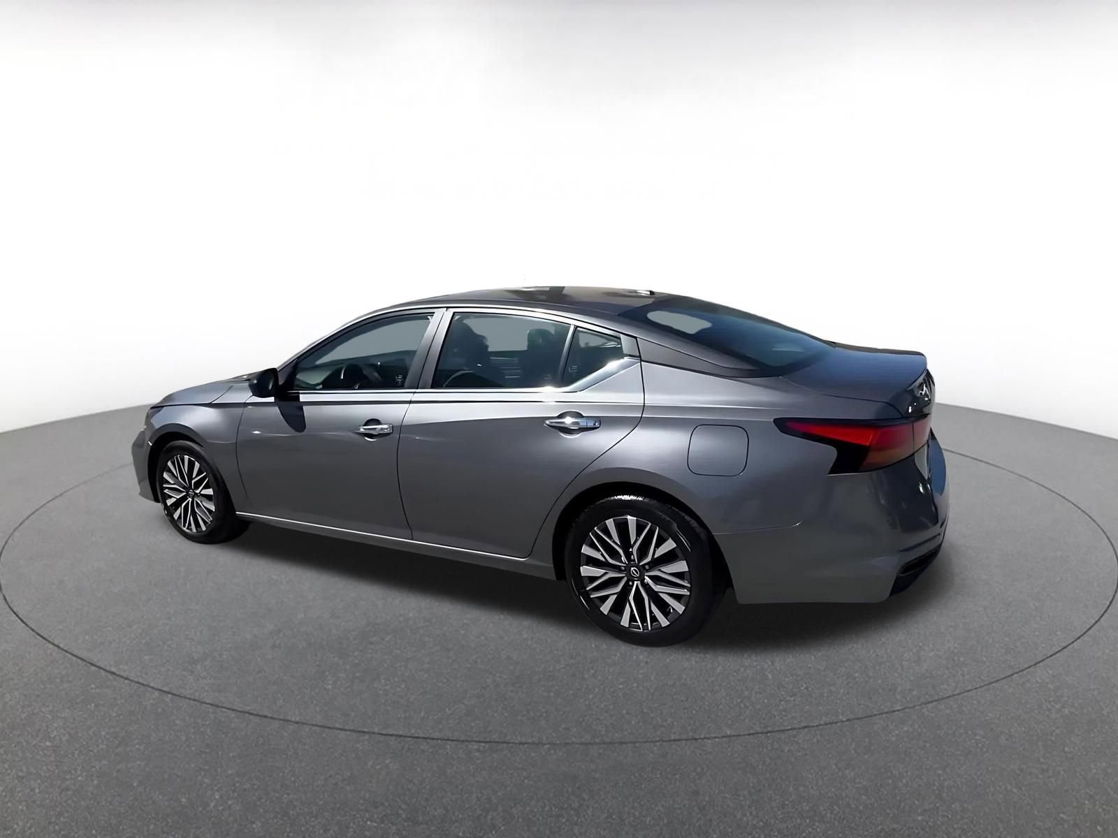 Used 2025 Nissan Altima 2.5 SV FWD image 10