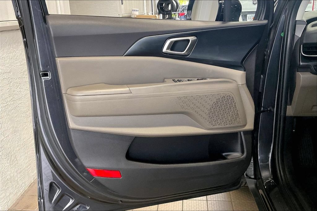 Used 2026 Kia Carnival FWD image 2