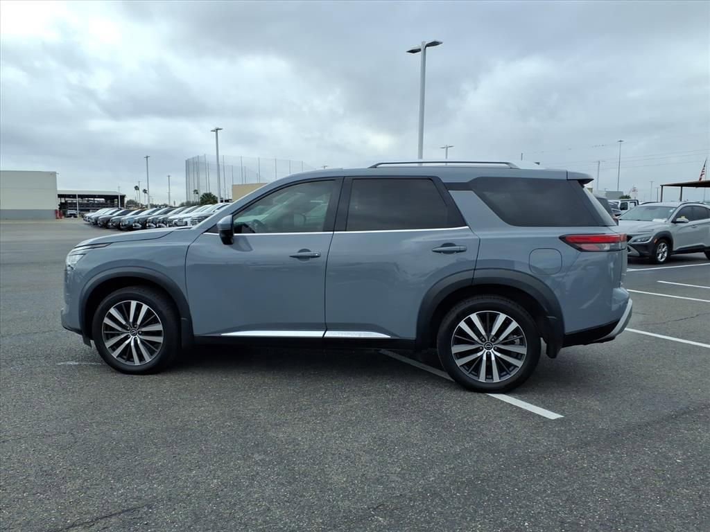 Used 2022 Nissan Pathfinder Platinum image 2