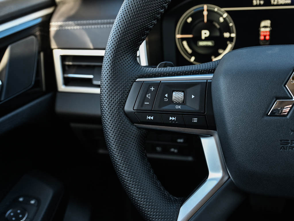 New 2025 Mitsubishi Outlander SE image 21