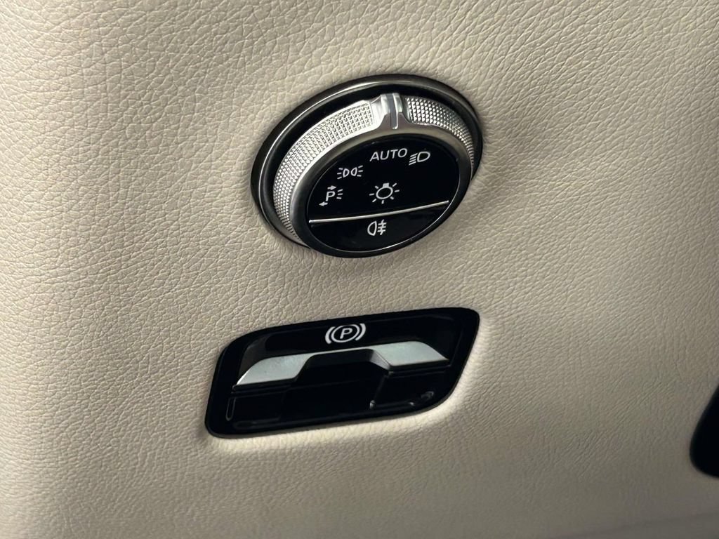 Used 2025 Mercedes-Benz GLC 300 image 20