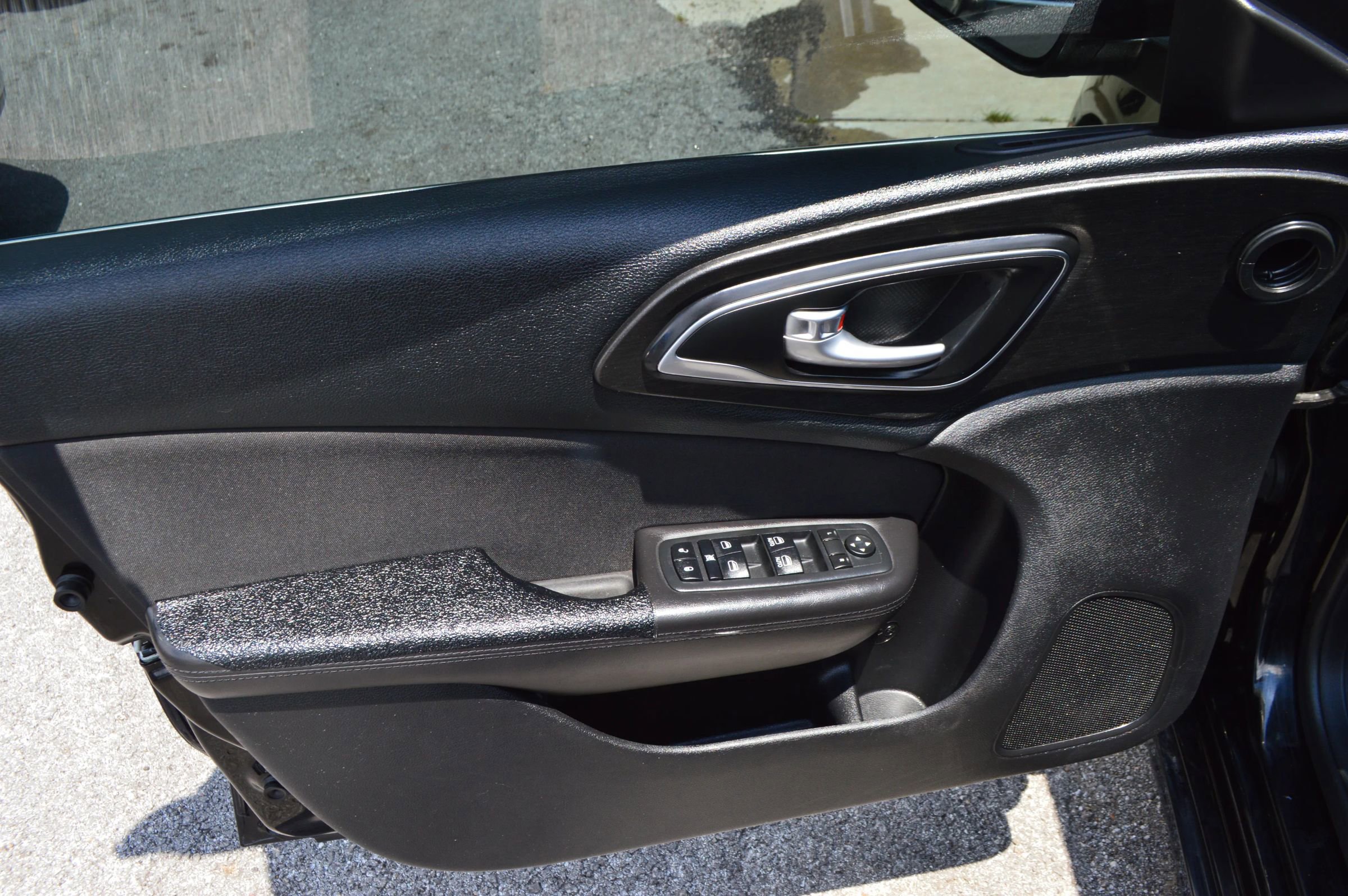 Used 2016 Chrysler 200 Limited FWD image 14