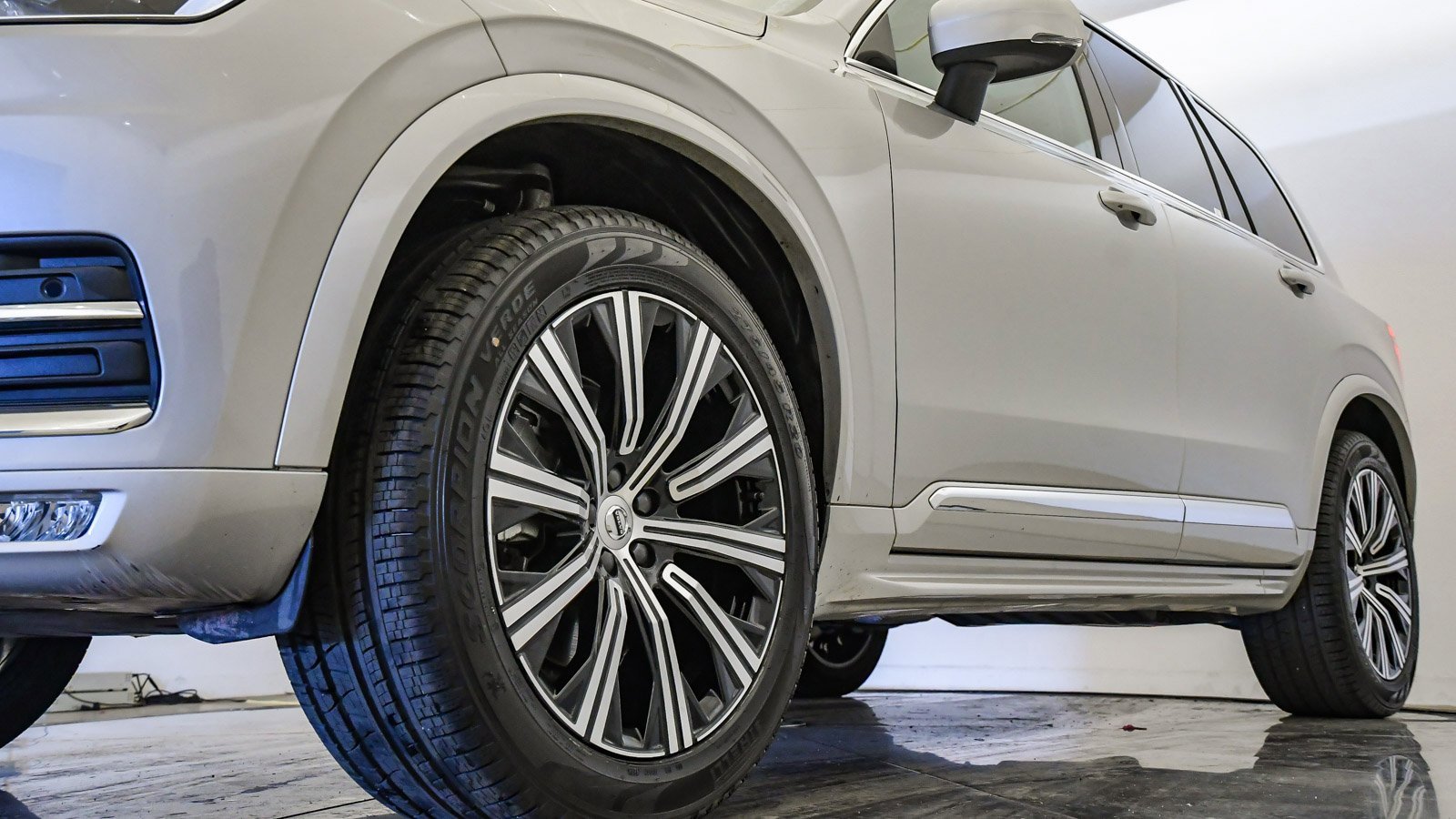 Certified 2025 Volvo XC90 B5 Core image 10