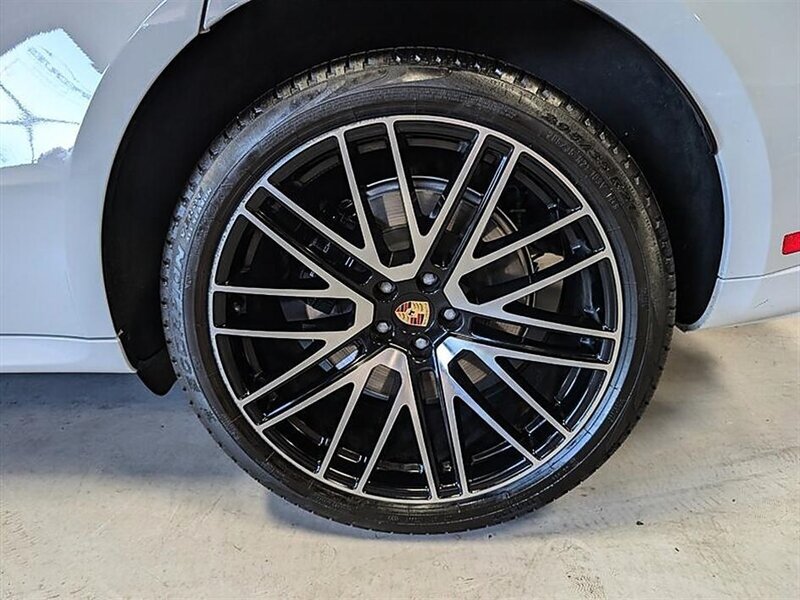 Used 2024 Porsche Macan GTS w/ Sport Chrono Package AWD/4WD image 14