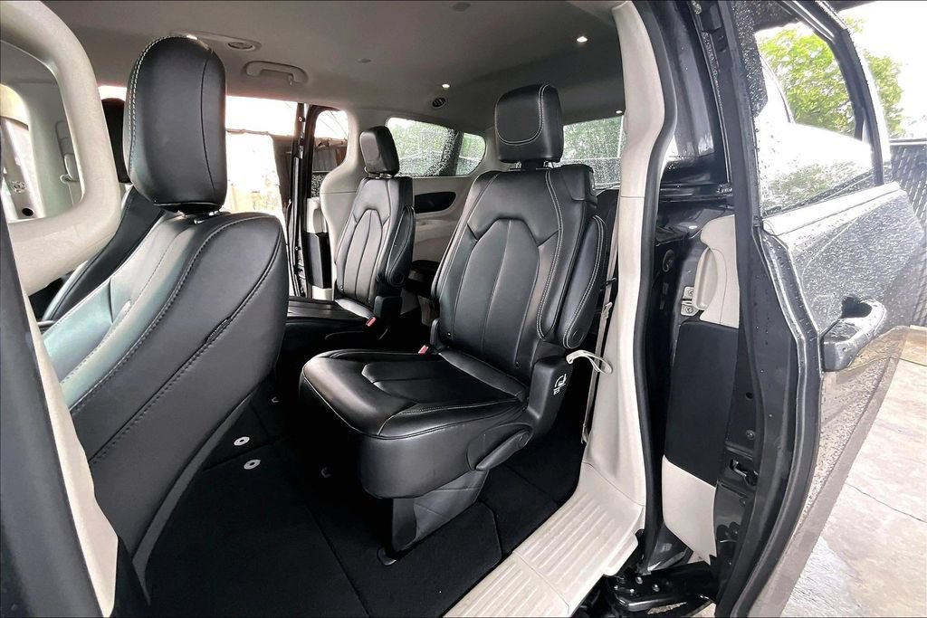 Used 2023 Chrysler Pacifica Touring-L FWD image 20