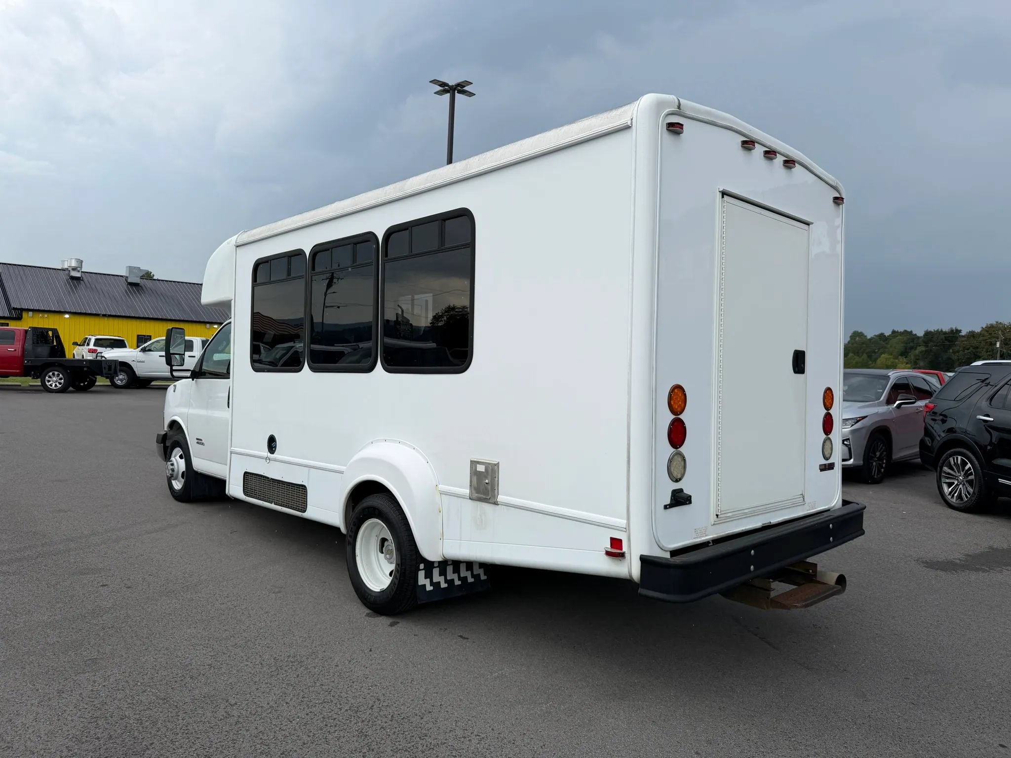 Used 2016 Chevrolet Express 4500 w/ Shuttle Bus Package RWD image 4