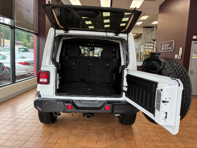 Used 2022 Jeep Wrangler Unlimited Sahara w/ Cold Weather Group AWD/4WD image 10