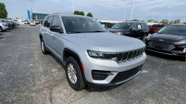 Used 2023 Jeep Grand Cherokee Laredo w/ Luxury Tech Group I AWD/4WD image 4