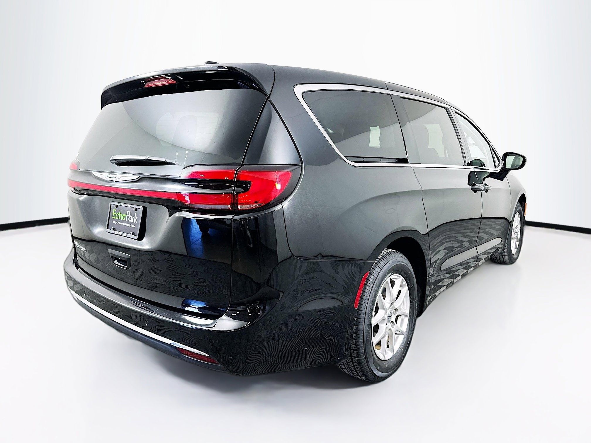 Used 2024 Chrysler Pacifica Touring-L image 9