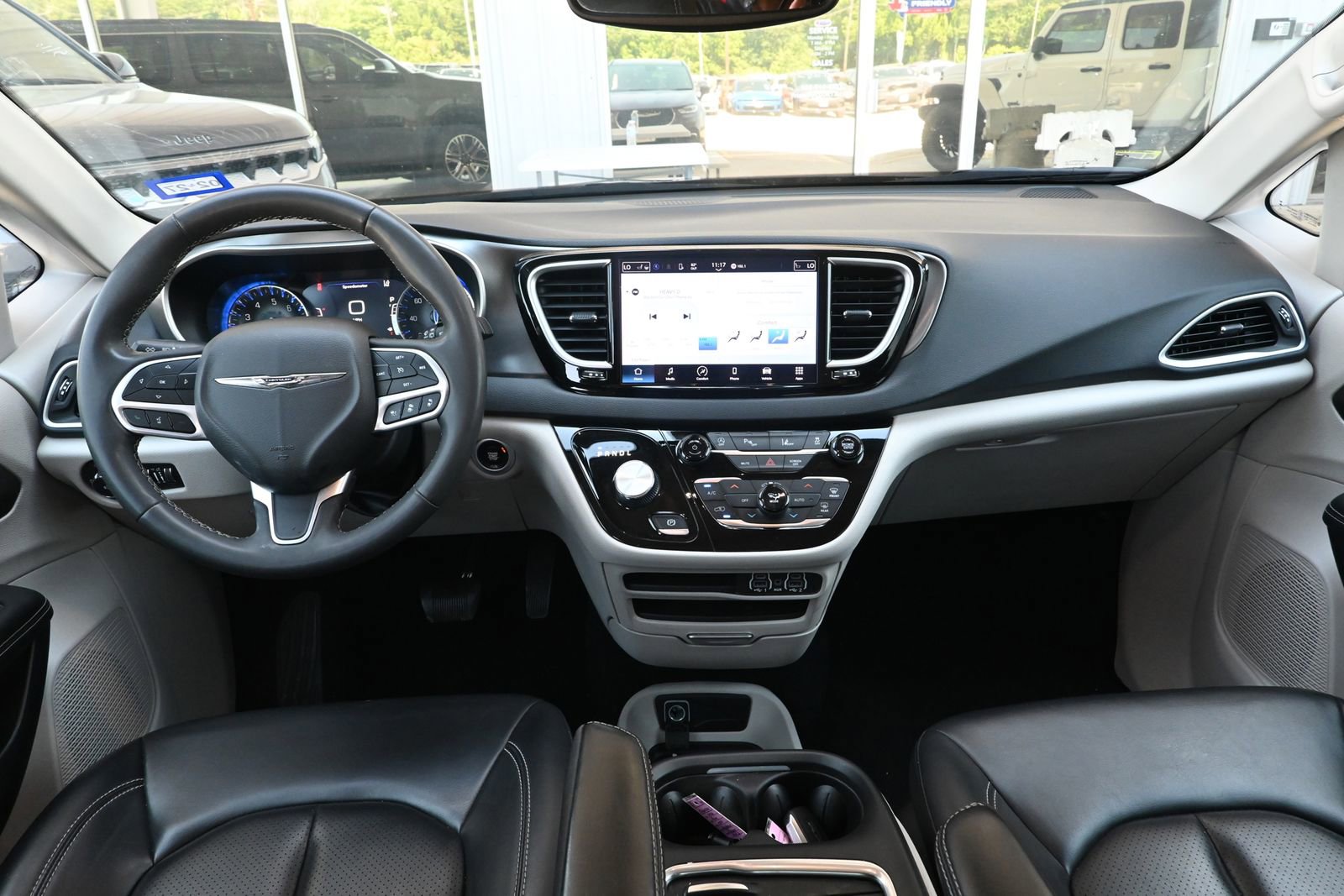 Used 2023 Chrysler Pacifica Touring-L FWD image 27