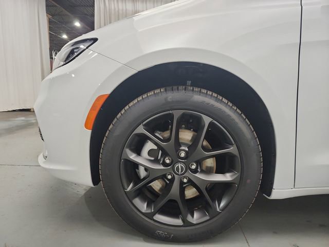 New 2026 Chrysler Pacifica Limited w/ S Appearance Package image 21