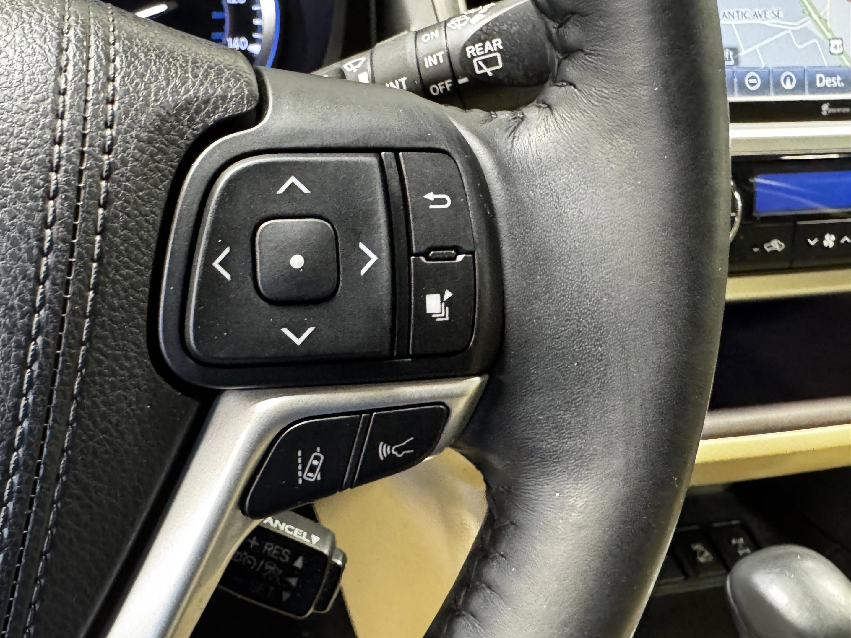 Used 2017 Toyota Highlander Limited AWD/4WD image 20