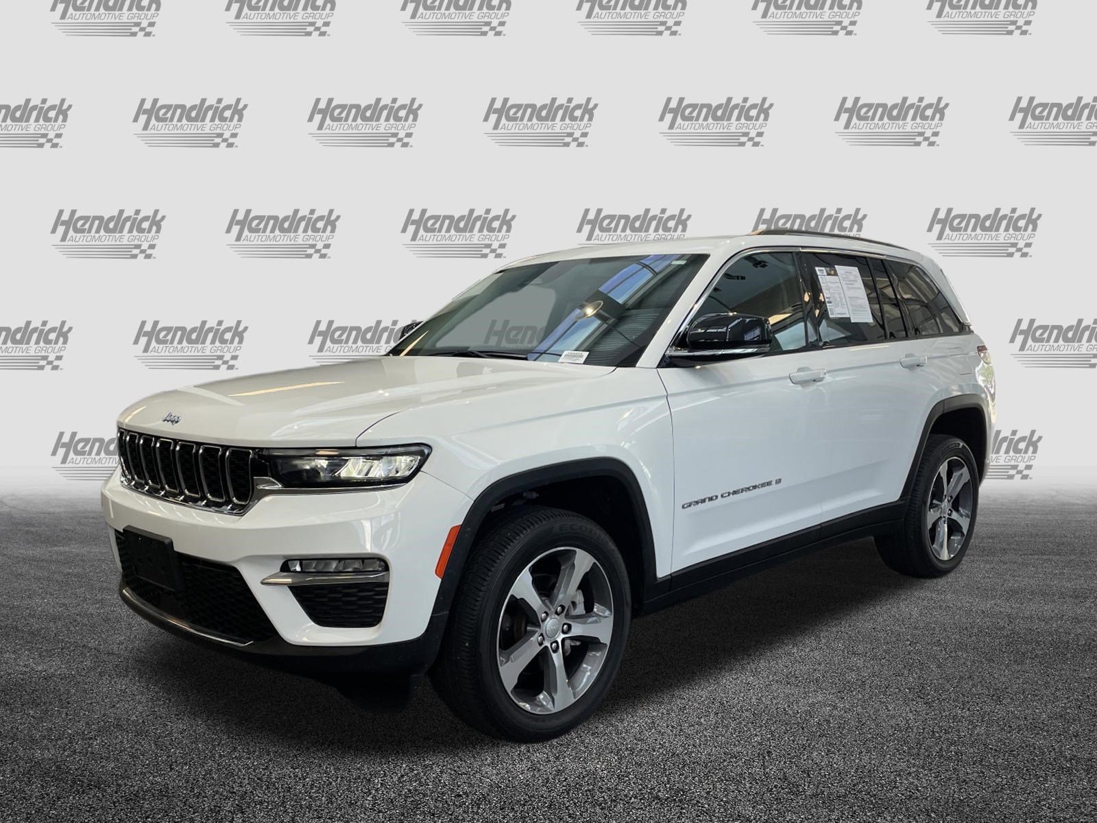 Used 2023 Jeep Grand Cherokee Limited AWD/4WD image 6