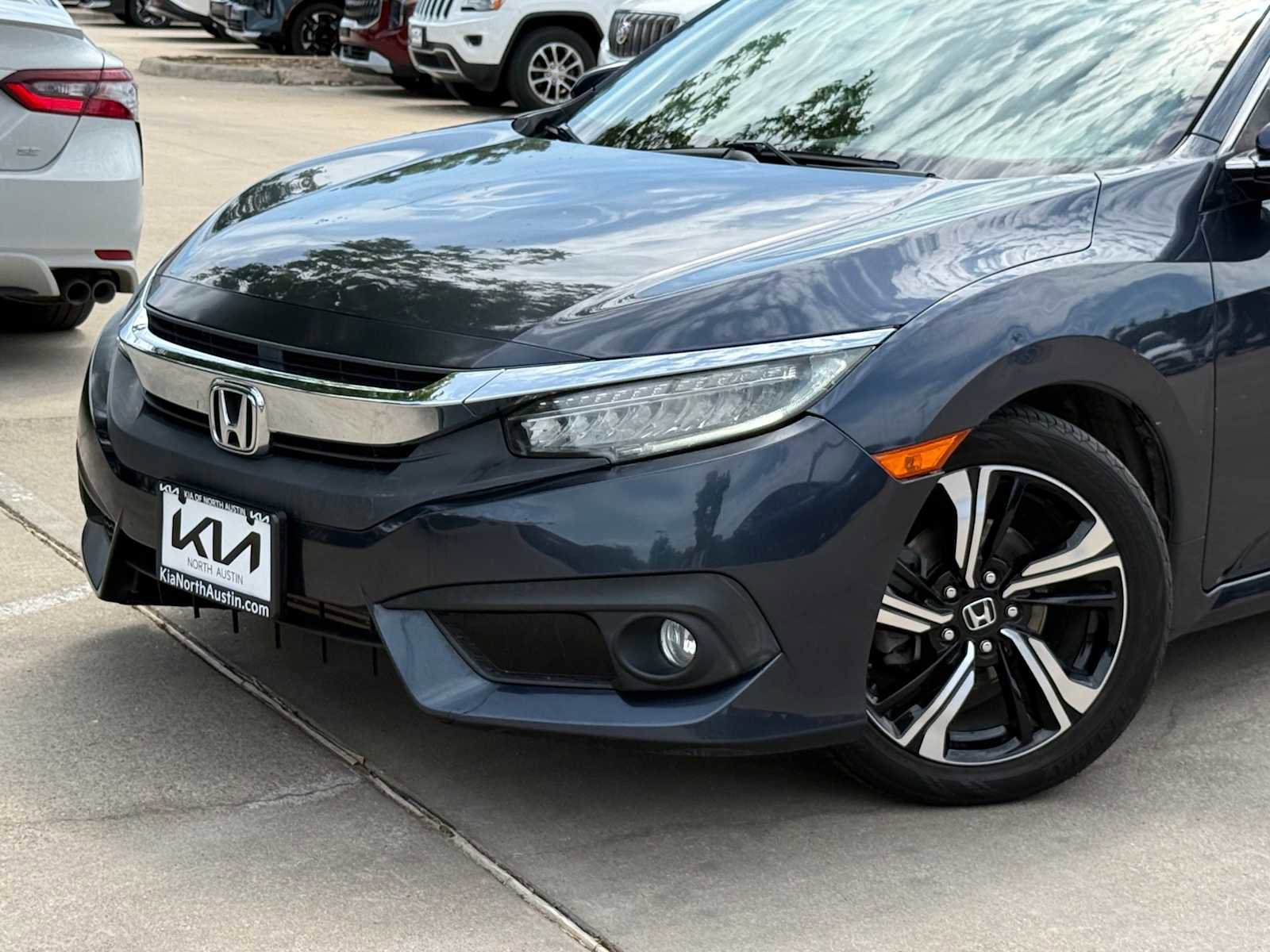 Used 2017 Honda Civic Touring image 2