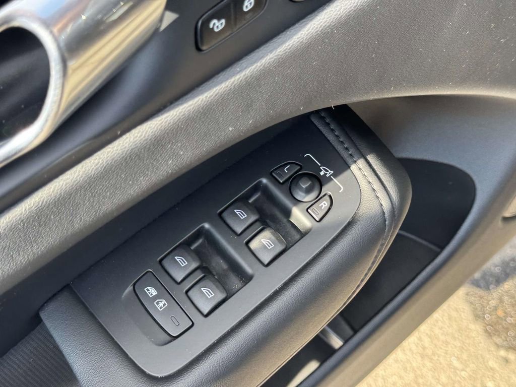 Certified 2023 Volvo XC60 B5 Plus image 15