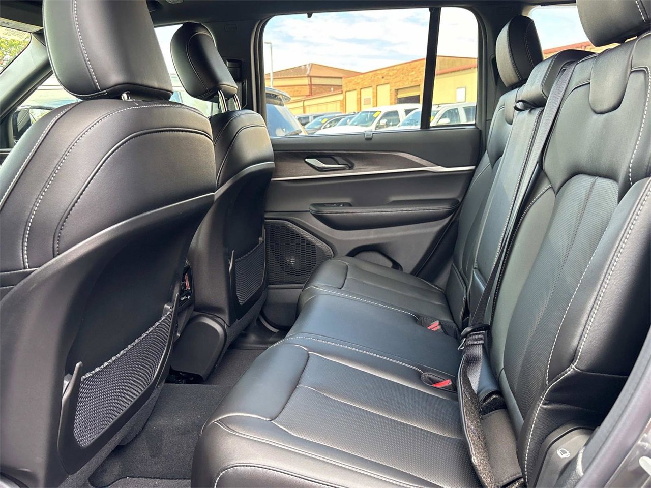 New 2025 Jeep Grand Cherokee Limited w/ Luxury Tech Group II image 31