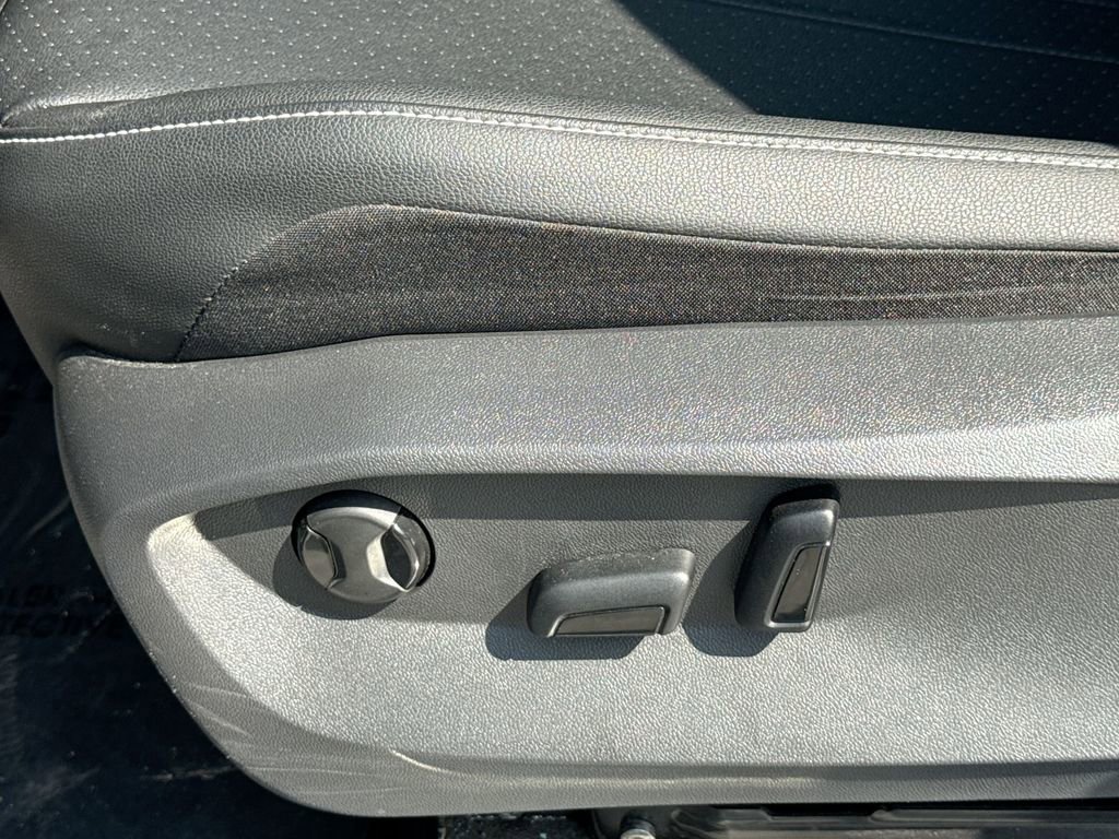 Used 2023 Volkswagen Tiguan SE R-Line image 14