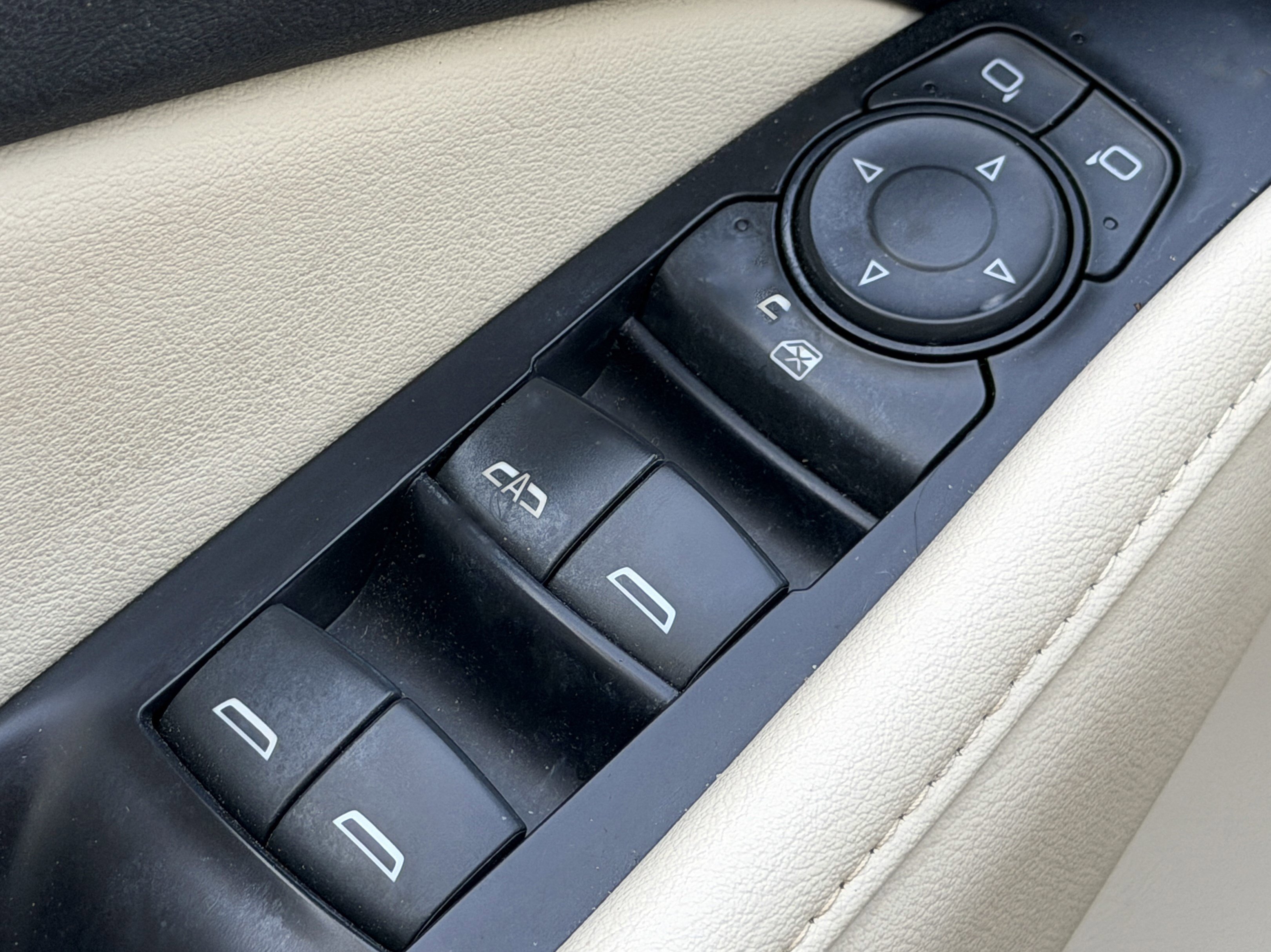 Used 2022 Buick Enclave Essence w/ Experience Buick Package FWD image 5