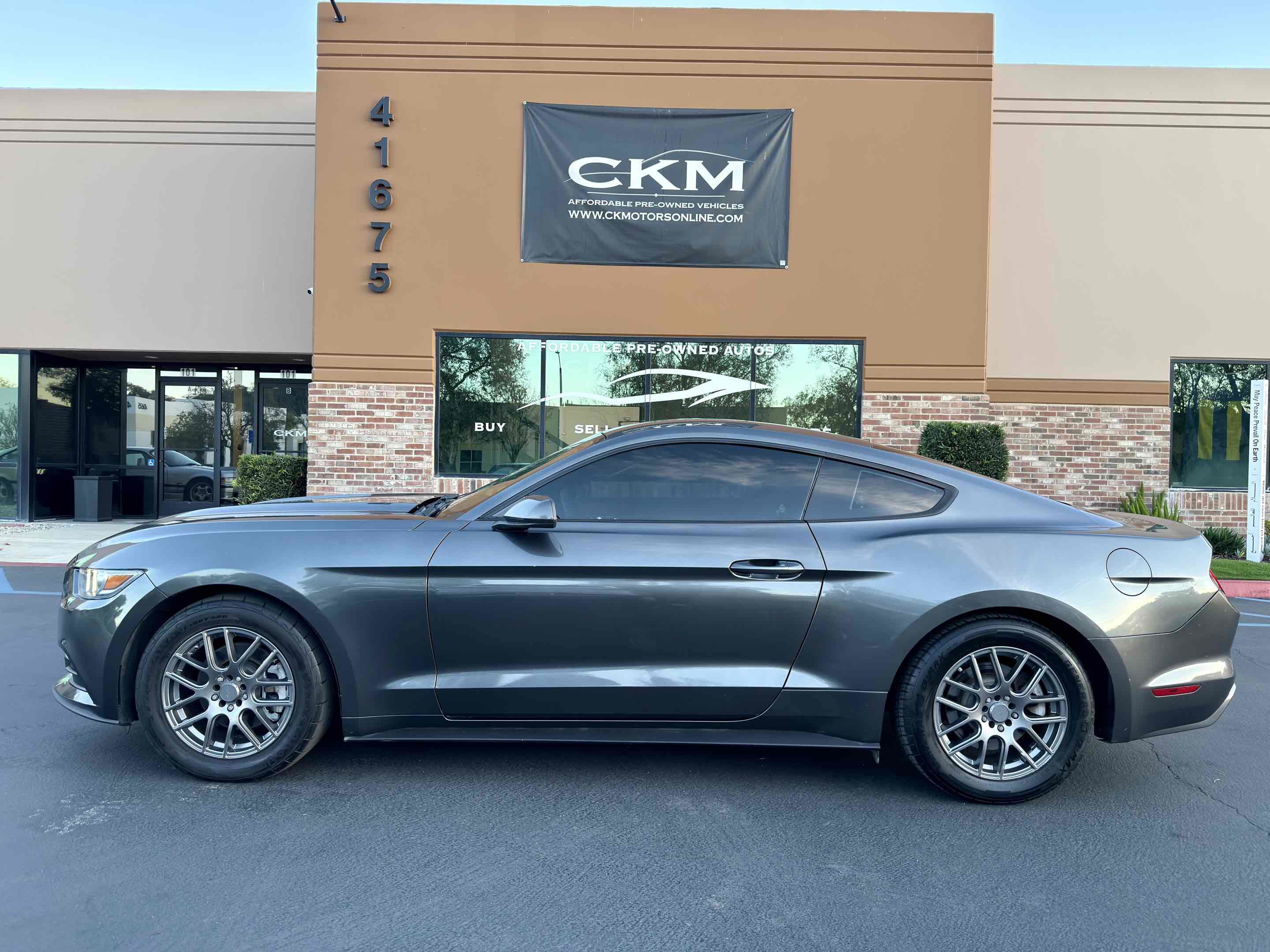 Used 2017 Ford Mustang Coupe RWD image 3
