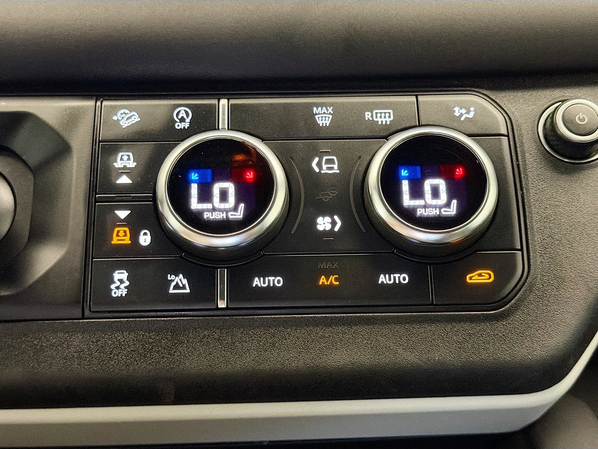 Used 2024 Land Rover Defender 110 X-Dynamic SE image 10