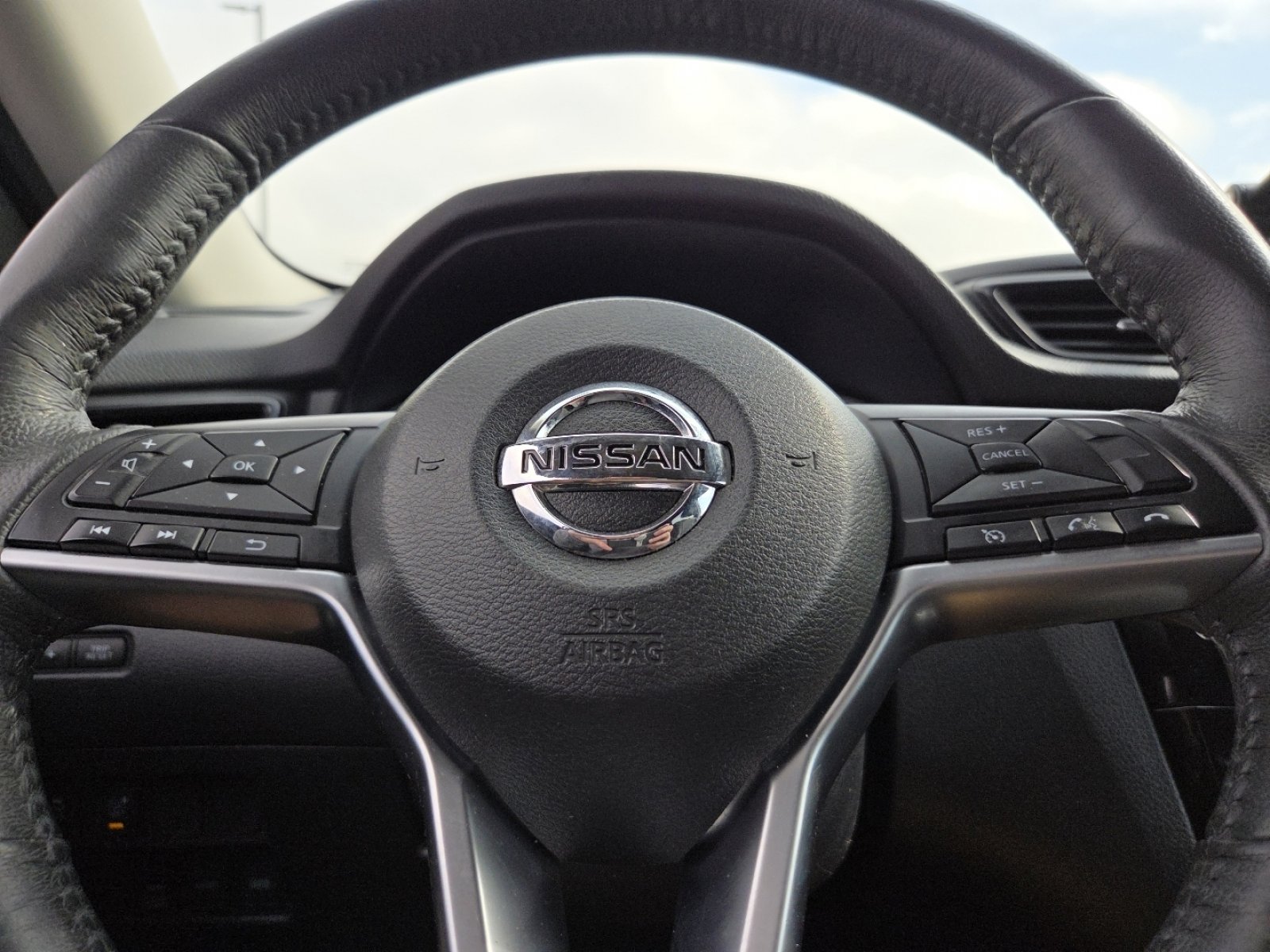 Used 2017 Nissan Rogue SV image 25