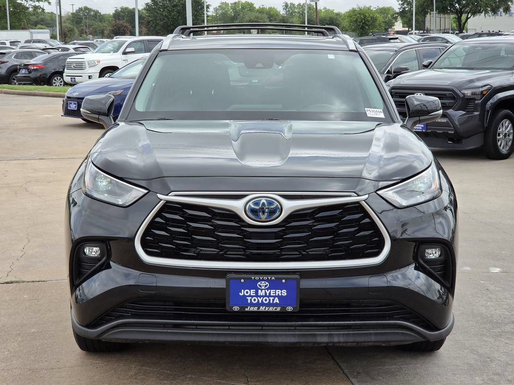 Used 2024 Toyota Highlander XLE FWD image 3