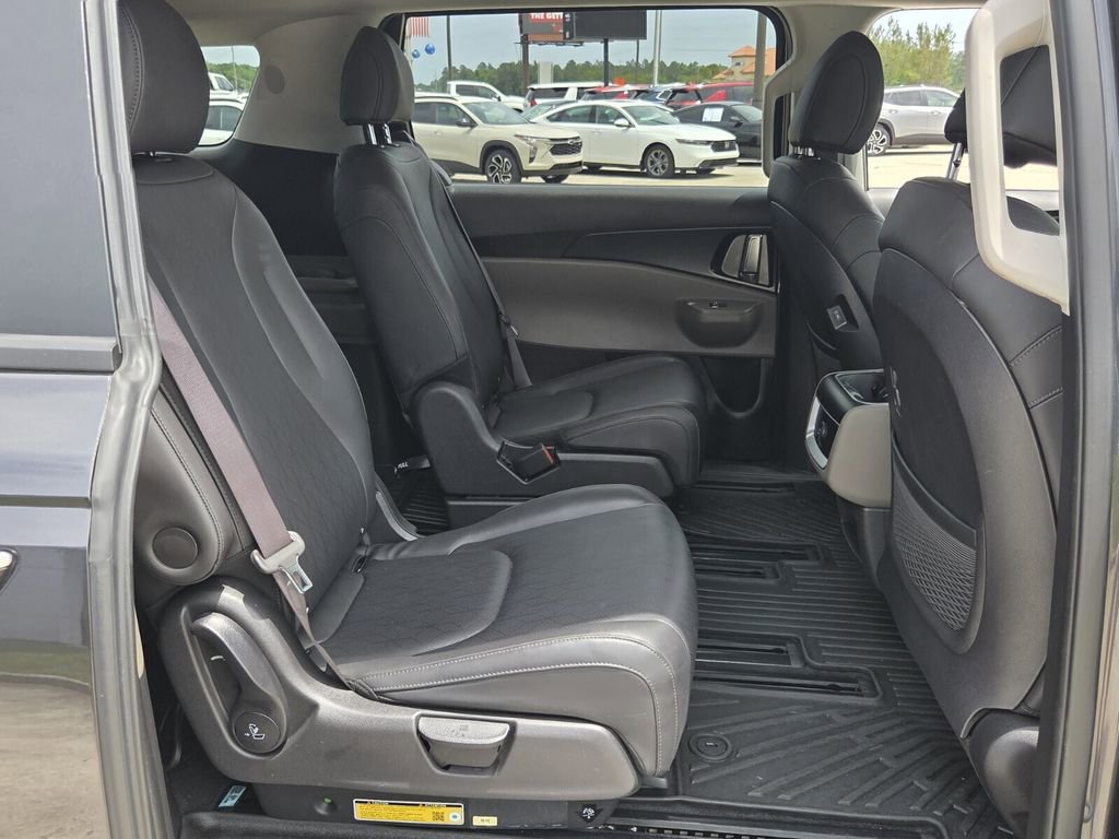 Used 2025 Kia Carnival FWD image 17