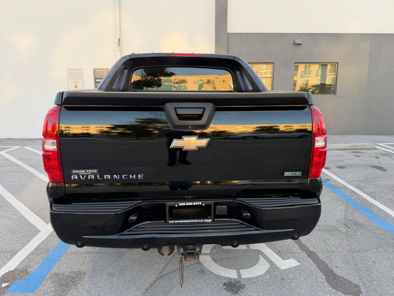 Used 2011 Chevrolet Avalanche LS w/ Convenience Package RWD image 7