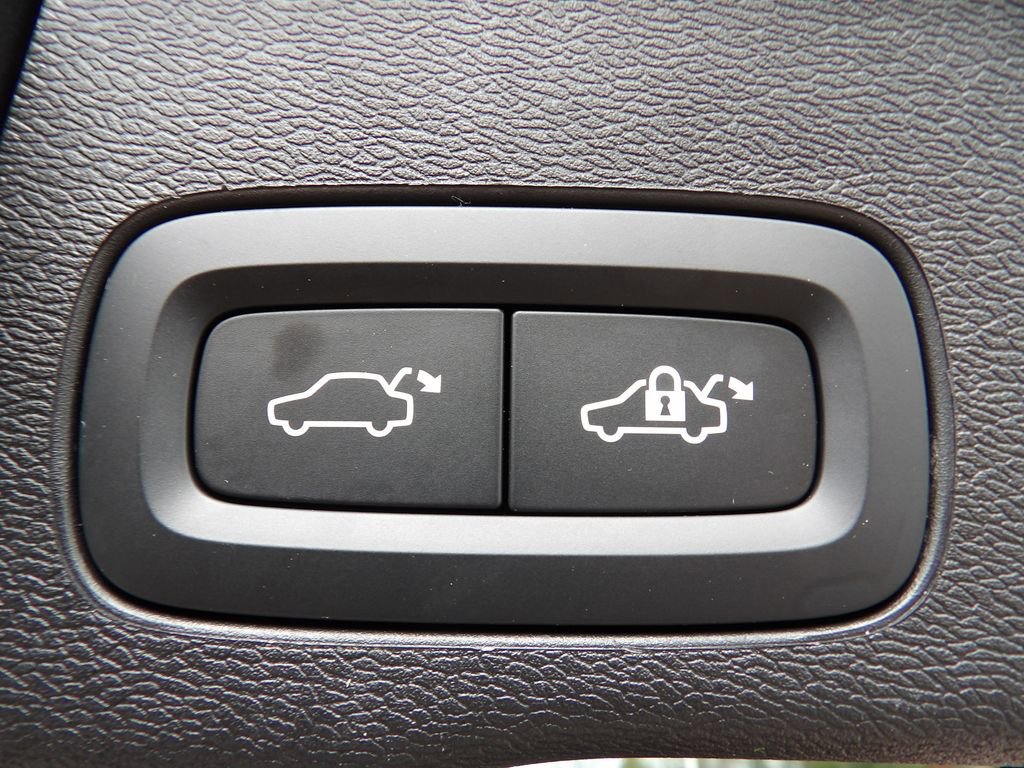 Certified 2024 Volvo XC60 B5 Ultimate w/ Protection Package Premier image 28