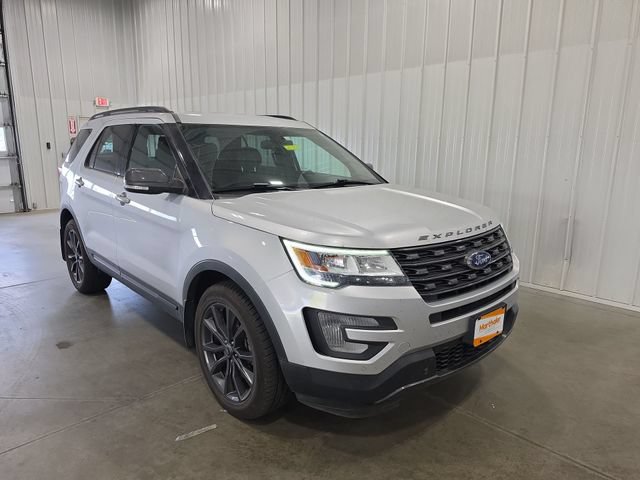 Used 2017 Ford Explorer XLT w/ Equipment Group 202A AWD/4WD image 2