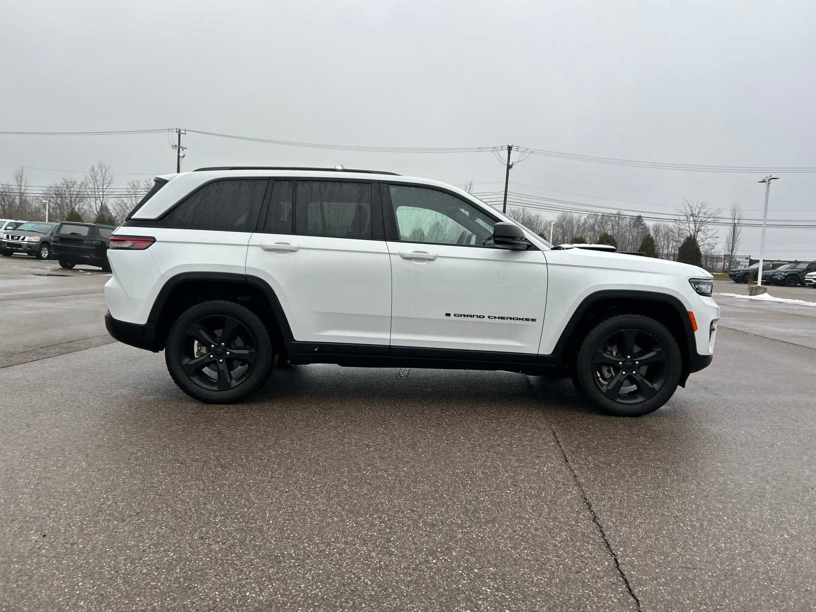 Used 2022 Jeep Grand Cherokee Altitude image 14