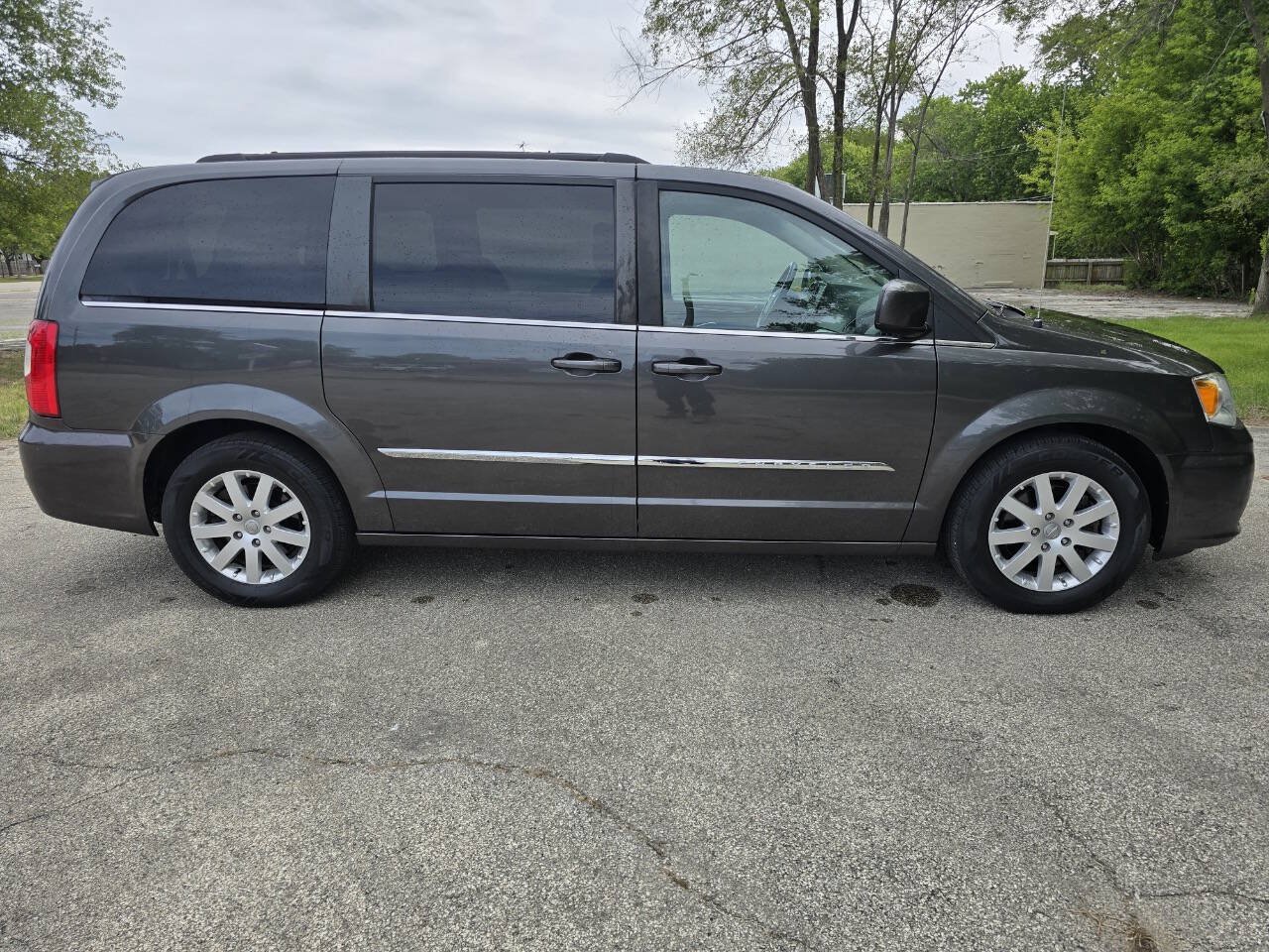 Used 2016 Chrysler Town & Country Touring FWD image 4