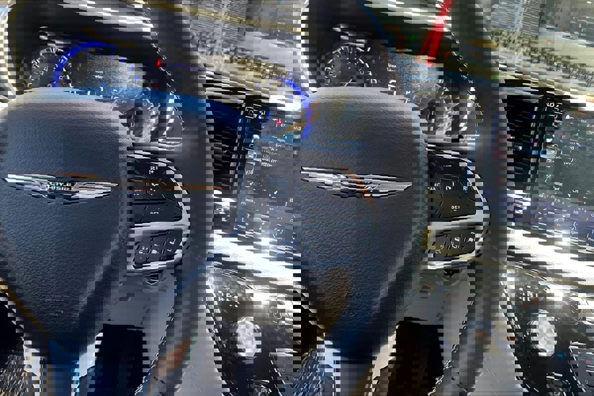 Used 2024 Chrysler Pacifica Touring-L image 16