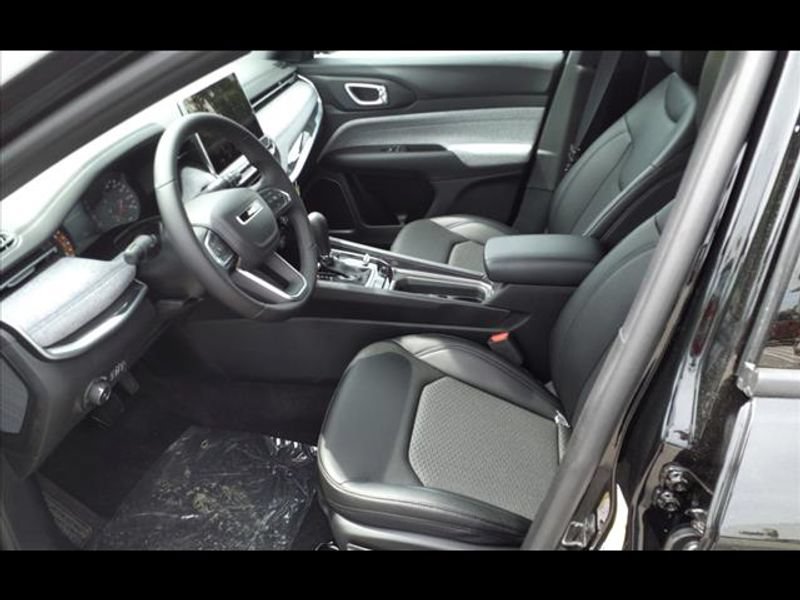 Used 2024 Jeep Compass Latitude AWD/4WD image 5