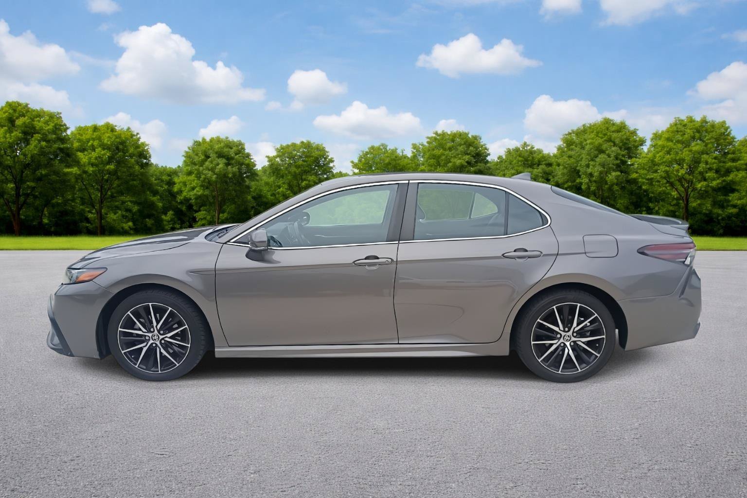 Used 2023 Toyota Camry SE FWD image 4